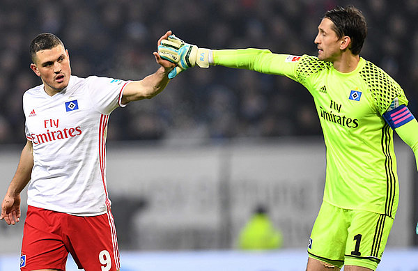 Kyriakos Papadopoulos und Rene Adler klatschen sich beim Spiel ab.