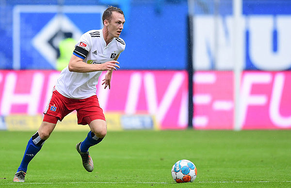 Sebastian Schonlau ist nicht nur Kapitän des HSV, sondern auch immer wieder die Antriebsfeder im Spielaufbau, den er von hinten heraus ankurbelt und gestaltet.