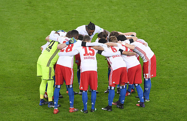 HSV huddle before beating Schalke at the Volksparkstadion before the winter break.