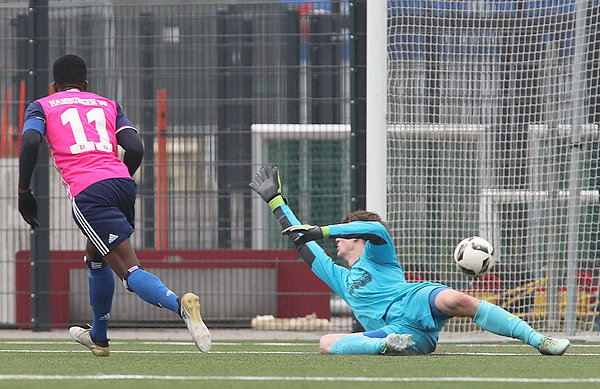U16-Kicker Ryan Adigo schießt den Ball am Torwart des Halleschen FC vorbei ins Tor.