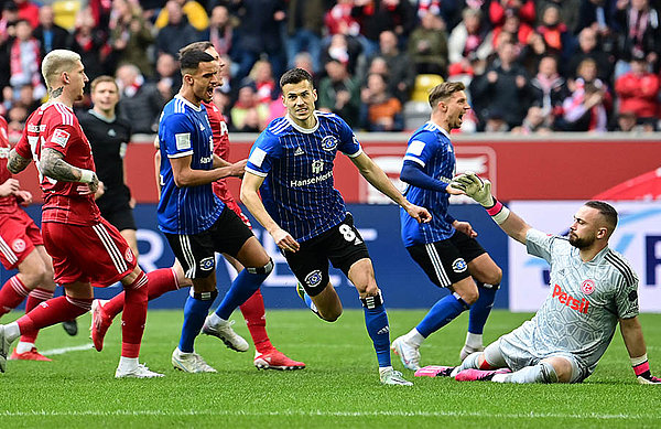 Laszlo Benes (5.) scored from the penalty spot at the second attempt.