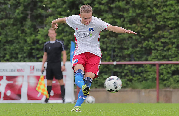 Finn Porath zieht ab. Wenn der Youngster weiter so konstante Leistungen zeigt, ist es eine Frage der Zeit bis zu seinem ersten Bundesligaeinsatz. Finn Porath schießt.