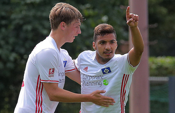 Sebastian Haut (l.) feiert Adel Daouri. Mit seinem Treffer zum 1:0 war der Franzose im Hinspiel der Matchwinner.