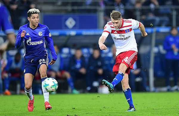Aaron Hunt schießt und der Ball verlässt gerade seinen Fuß.