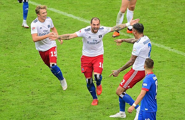 Pierre-Michel Lasogga bejubelt seinen Treffer gegen Heidenheim.