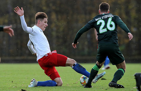 Lukas Pinckert und die U21 gaben sich nie auf, unterlagen aber dem Spitzenreiter Wolfsburg mit 2:4. Lukas Pinckert und die U21 gaben sich nie auf, unterlagen aber dem Spitzenreiter Wolfsburg mit 2:4.