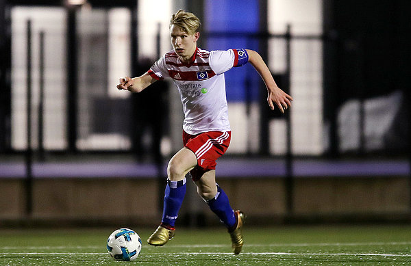 Marco Drawz leitete mit seinem Treffer den Sieg der U19 ein. Marco Drawz sprintet dem Ball hinter her.