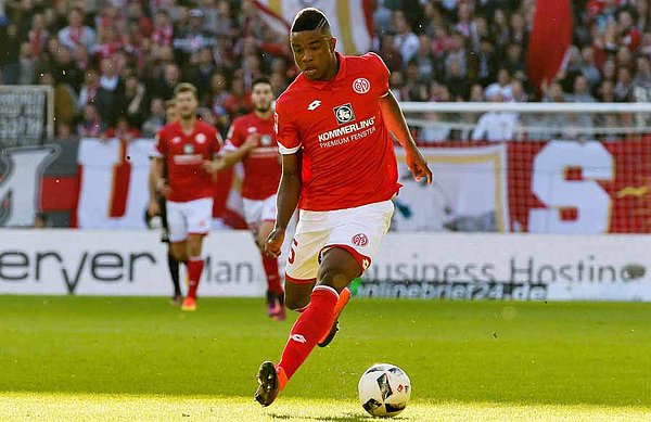 Jhon Cordoba führt den Ball auf dem Spielfeld. 