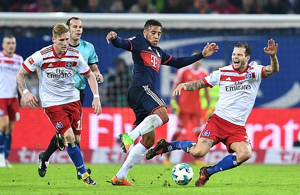 Dennis Diekmeier fällt im Zweikampf mit Corentin Tolisso mit schmerzverzerrtem Gesicht zu Boden.