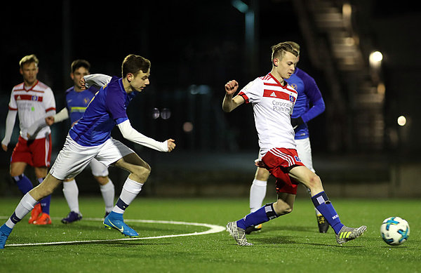 Ole Wohlers leitete mit seinem Treffer den 7:1-Erfolg über den SC Victoria ein. U19-Angreifer Ole Wohlers setzt sich gegen die Verteidiger des FC Teutonia durch und kommt zum Torabschluss.