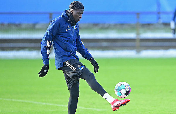 Amadou Onana jongliert den Ball auf dem Trainingsplatz.