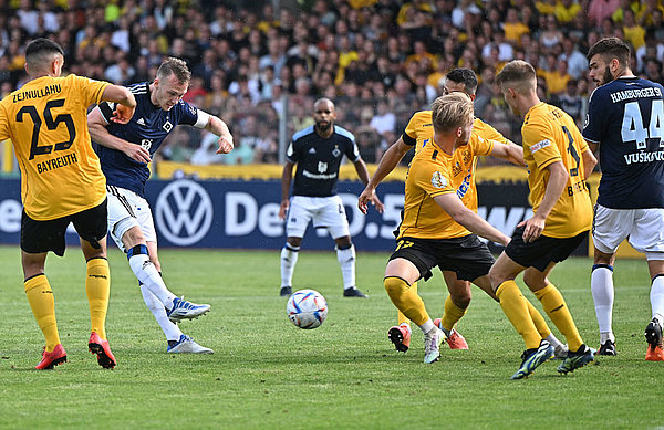 Die Vorentscheidung zugunsten des HSV: Kapitän Sebastian Schonlau marschiert voran und erzielt in der Verlängerung die zwischenzeitliche 2:1-Führung.
