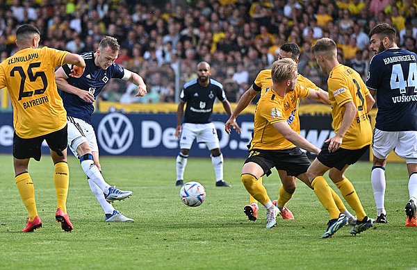 The preliminary decision in favour of HSV: Captain Sebastian Schonlau marches ahead and scores in extra time for an interim 2-1 lead. The preliminary decision in favour of HSV: Captain Sebastian Schonlau marches ahead and scores in extra time for an interim 2-1 lead.