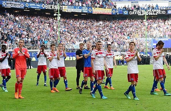 Die Spieler sind auf einer Ehrenrunde und klatschen den Fans Beifall. 