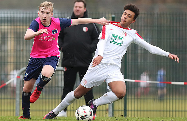 Textilprobe am BAK-Trikot: Die U16 musste gegen Berlin nur von solchen Mitteln Gebrauch machen. 