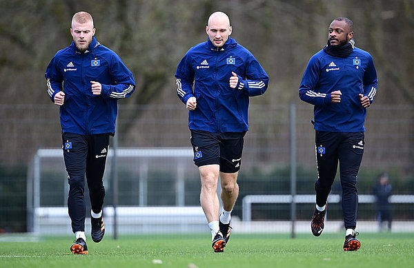 (v.l.) Rick van Drongelen, Toni Leistner und David Kinsombi arbeiteten heute mit Reha-Trainer Sebastian Capel im individuellen Bereich für das Comeback. Leistner, van Drongelen und Kinsombi trainieren individuell.