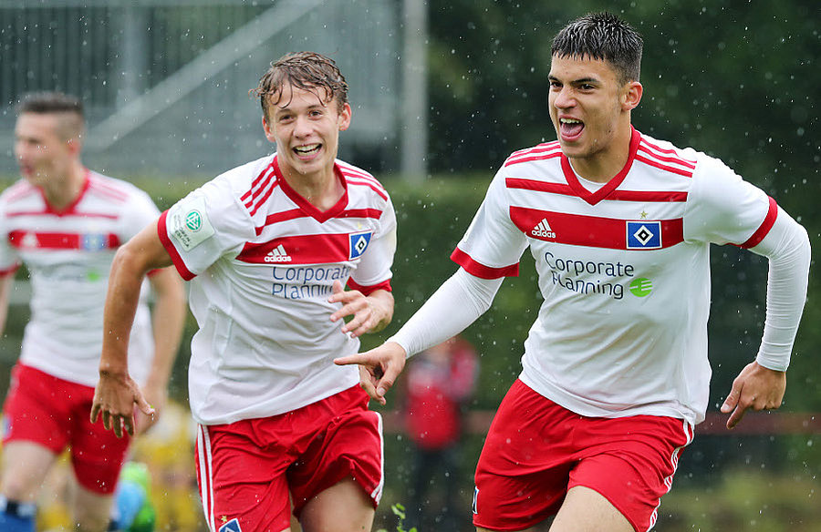 Erstes Pflichtspiel, erstes Tor: U17-Stürmer Peter Beke (r.) feierte einen Einstand nach Maß. Anssi Suhonen gefällt's.