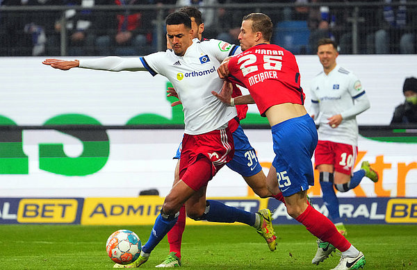 Robert Glatzel - here in a duel with Thomas Meißner - scored his 7th goal of the season in the opening phase and thus set the course for the home victory.