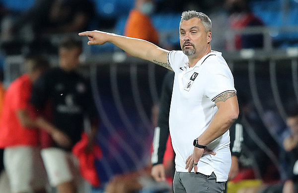 Thomas Reis, a long-time servant of VfL, has the club on an upward trajectory after taking over the reins in September 2019.