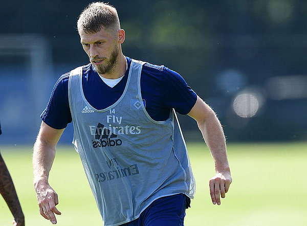 Aaron Hunt mit Leibchen auf dem Trainingsplatz.