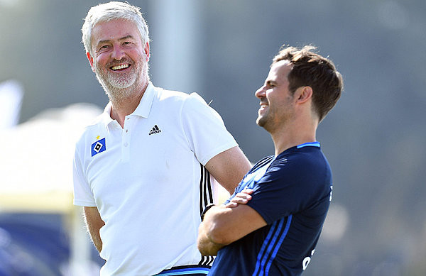 Bernhard Peters (l.), Direktor Sport beim HSV, freut sich für den frischgebackenen Fußball-Lehrer Petrowsky. Bernhard Peters (l.), Direktor Sport beim HSV, und Daniel Petrowsky lachen gemeinsam.