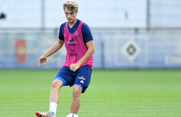 Fiete Arp spielt den Ball im Training.