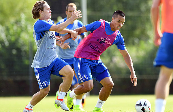 Im Training ging es schon ordentlich zur Sache, wie hier zwischen Alen Halilovic und Bobby Wood. Alen Halilovic und Bobby Wood kämpfen um den Ball.