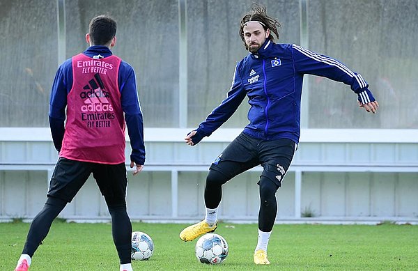 Angreifer Martin Harnik hat seine Wadenzerrung auskuriert und konnte heute (13. Mai) erstmals wieder voll mit der Mannschaft trainieren. Martin Harnik spielt einen Pass.