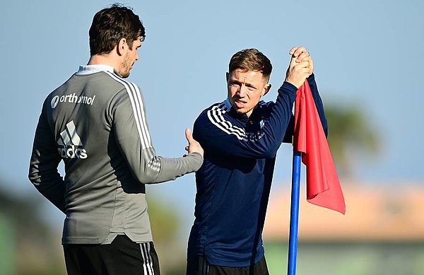 Auch mit dem Staff – hier mit Athletik-Trainer Daniel Müssig – tauscht sich Sonny Kittel regelmäßig aus. Kittel im Gespräch mit Daniel Müssig.