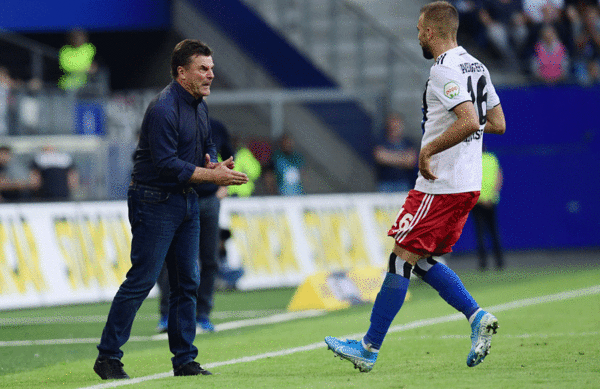 Dieter Hecking in Aktion: Der Trainer coacht auch während des Spiels aktiv seine Mannschaft. Hier gibt er Lukas Hinterseer Anweisungen.