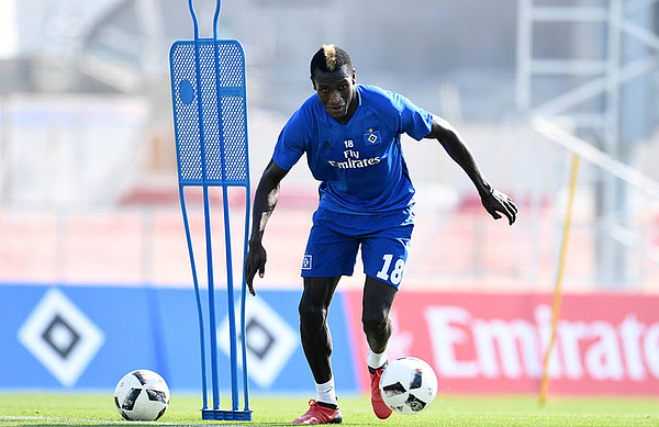 Jatta führt im Training den Ball am Fuß.