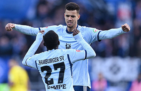 Die Torschützen beim Jubel: Robert Glatzel und Jean-Luc Dompe entschieden eine knappe Partie zugunsten des HSV.