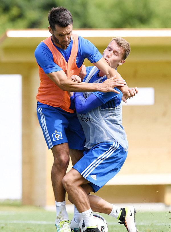 Emir Spahic im Zweikampf gegen Luca Waldschmidt