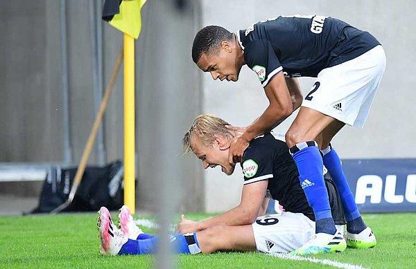 Comebacker Jan Gyamerah ist wieder mittendrin - und herzte als Erster den Siegtorschützen Joel Pohjanpalo. Comebacker Jan Gyamerah ist wieder mittendrin - und herzte als Erster den Siegtorschützen Joel Pohjanpalo.