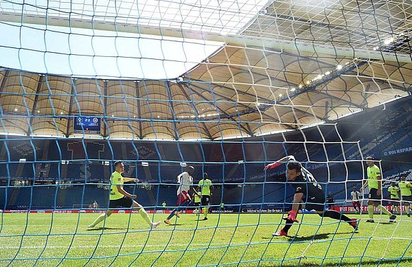 Die Entscheidung: David Kinsombi ist im Zentrum eingelaufen und vollstreckt zum zweiten Mal eine Kittel-Hereingabe zum 3:2-Siegtreffer. Die Entscheidung: David Kinsombi ist im Zentrum eingelaufen und vollstreckt zum zweiten Mal eine Kittel-Hereingabe zum 3:2-Siegtreffer.