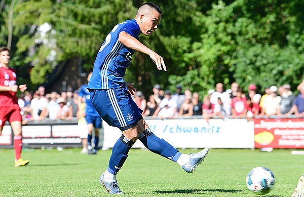Bobby Wood erzielte in der zweiten Halbzeit einen Hattrick und avancierte damit zum besten Torschützen des Spiels. Wood schießt aufs Tor.
