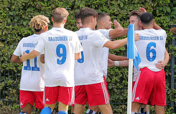 Da waren die Weichen noch auf Sieg gestellt. Die U19-Jungs feiern Torschütze Valentin Zalli. 