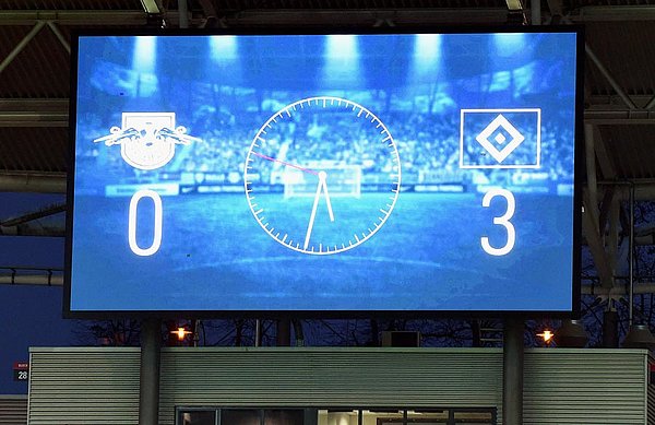 Die Anzeigentafel in Leipzig zeigt den Spielstand von 0:3 an. 