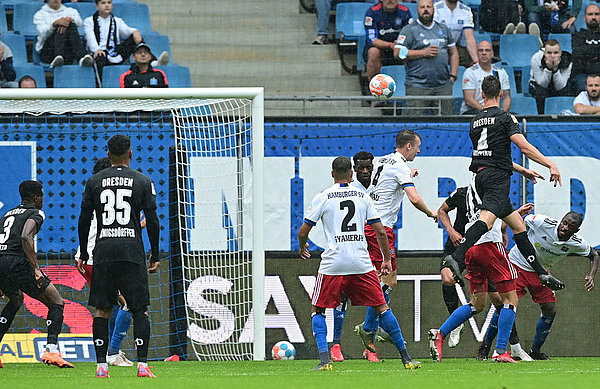 Der Ausgleich: Dresdens Tim Knipping ist nicht zu verteidigen und köpft zum 1:1 ein. Der Ausgleich: Dresdens Tim Knipping ist nicht zu verteidigen und köpft zum 1:1 ein.