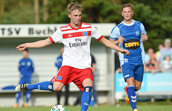 Neben einem Bundesliga-Spiel für die Profis absolvierte Finn Porath 25 Spiele (drei Tore, zehn Vorlagen) für die HSV-Zwote in der Regionalliga Nord. Finn Porath im HSV-Dress im Benefizspiel gegen Buchholz.