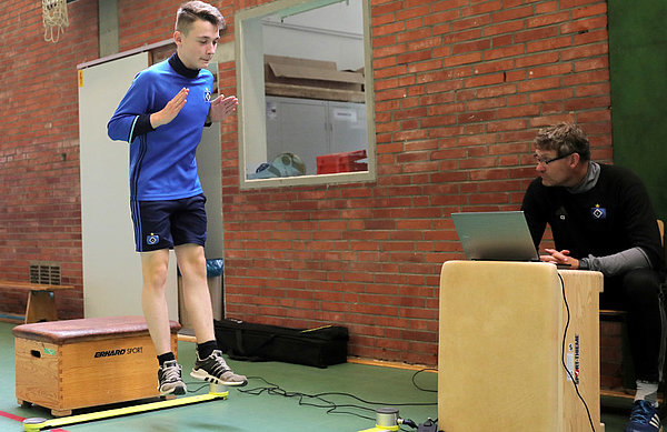 Hol alles raus! Arlind Rexhepi (l.) beim Sprungtest. Hol alles raus! Arlind Rexhepi (l.) beim Sprungtest.