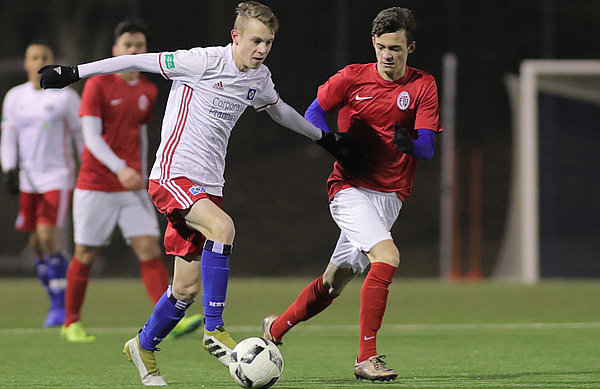 U17-Spieler Ole Wohlers (l.) führt den Ball und schirmt seinen Gegenspieler ab.