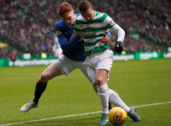 David Bates im Zweikampf gegen einen Celtic-Spieler im Glasgower Derby.