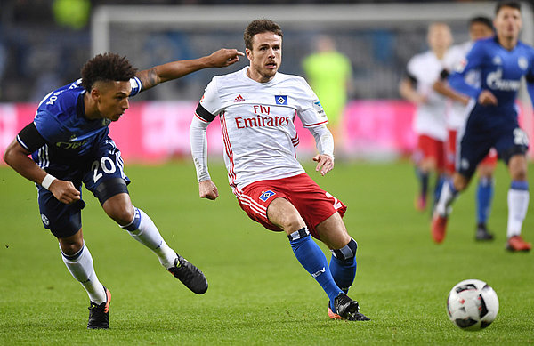 Nicolai Müller im Zweikampf beim Spiel gegen Schalke.