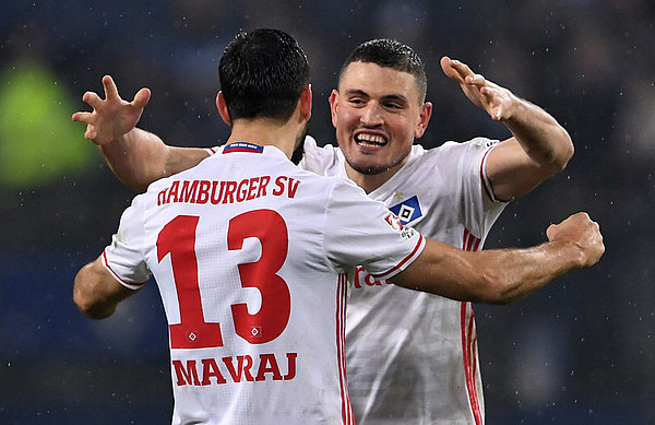 Mergim Mavraj jubelt mit Kyriakos Papadopoulos.