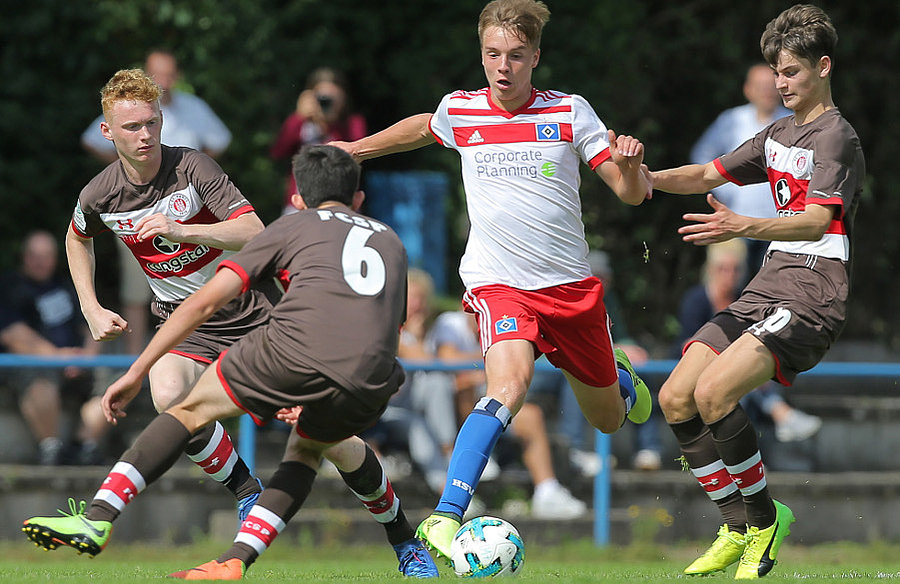 U17-Kicker Lenny Borges (M.) steht vor seinem Debüt in der Nationalmannschaft.