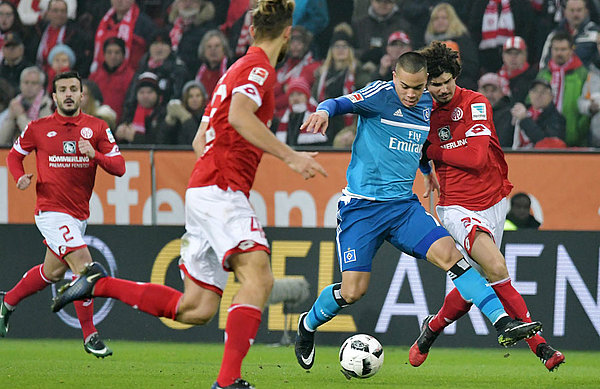 There were 10 points between the teams during the first game in Mainz earlier in the season. Now they are level on points. Bobby Wood takes on two Mainz men.