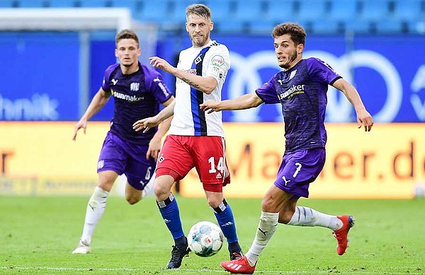 Zwar spielten Aaron Hunt & Co. bis zum Ende nach vorn, doch die Durchschlagskraft gegen gut verteidigende Osnabrücker fehlte. Zwar spielten Aaron Hunt & Co. bis zum Ende nach vorn, doch die Durchschlagskraft gegen gut verteidigende Osnabrücker fehlte.