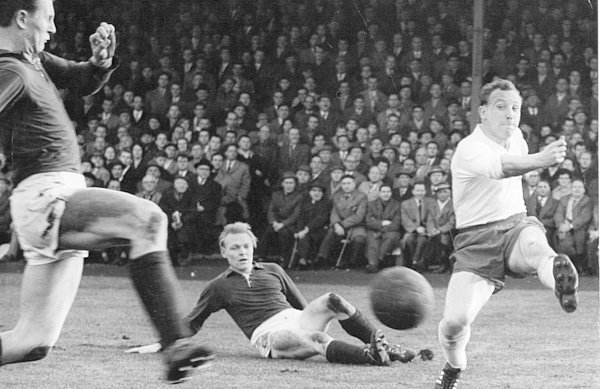 Uwe Seeler gab auf dem Platz immer alles. Seine Tugenden werden auch vom HSV erwartet. Uwe Seeler im Spiel am Rothenbaum.