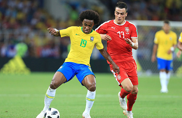 Verpasste mit Serbien knapp den Einzug ins Achtelfinale: HSV-Spieler Filip Kostic. Filip Kostic im Zweikampf mit Brasiliens Willian.